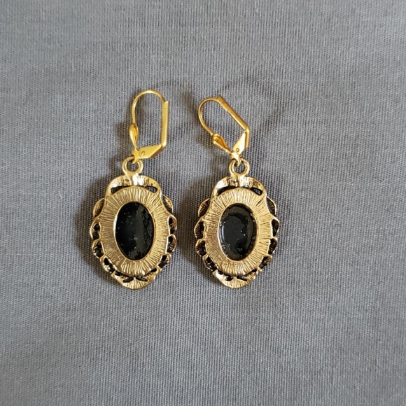 Cameo pierced earrings - Picture 3 of 5